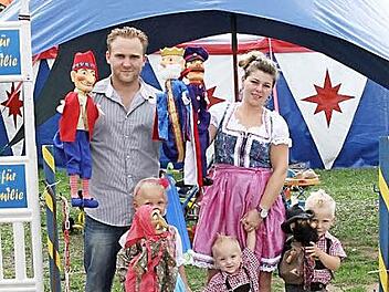 Die Familie Schubert vor ihrem Theaterzelt Foto: Mathias Erlwein