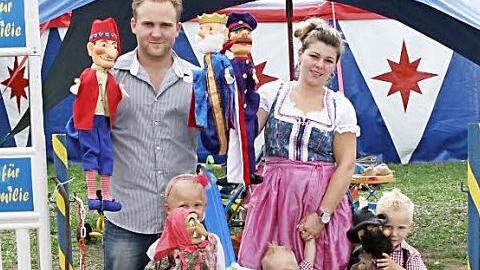 Die Familie Schubert vor ihrem Theaterzelt Foto: Mathias Erlwein