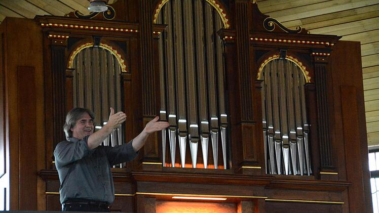 Regionalkantor Peter Rottmann spielte auf der neuen Orgel.  Foto: Elisabeth Assmann