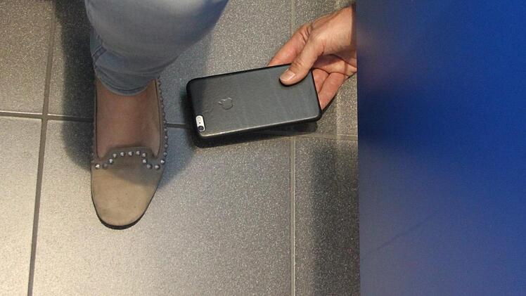 Ein Spanner hat in der Umkleide des Michelauer Schwimmbades Bilder von einer Frau in der Nachbarkabine gemacht. Nachbarkabine  Symbolbild: Pixabay