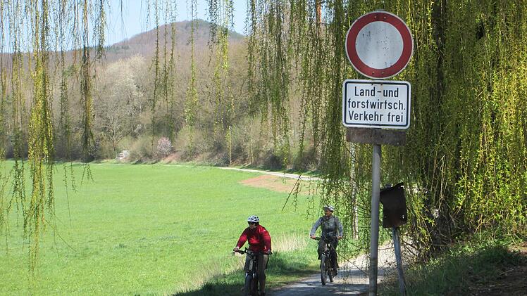 So nicht. Der vom Markt Euerdorf angestrebte, künftige Radweg soll das Befahren von land- und forstwirtschaftlichen Verkehr ausschließen. Foto: Winfried Ehlling