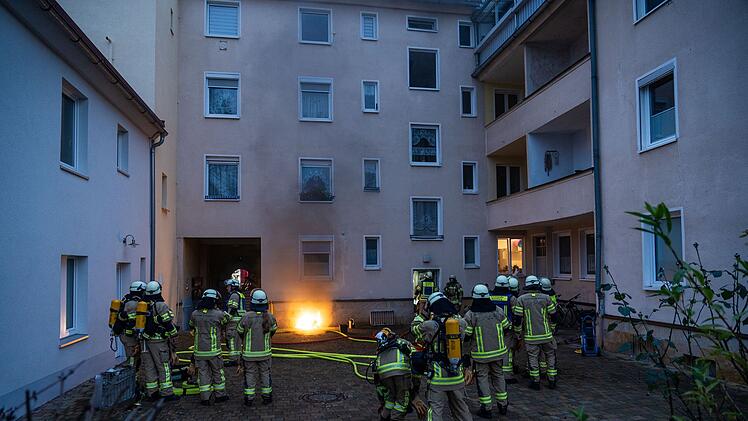 Brand in Bamberger Mehrfamilienhaus - Feuerwehr rückt mit Großaufgebot an
