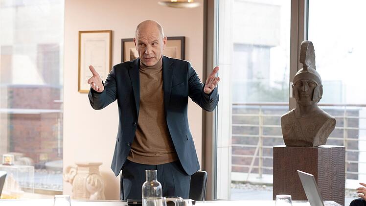 Mord, Entf&uuml;hrung, Drohungen: Hat der R&uuml;stungsunternehmer Walter Grothejan (G&ouml;tz Schubert) etwas mit dem politisch brisanten Fall zu tun, in dem das Auricher Polizeiteam in "Ostfriesenh&ouml;lle" ermittelt?