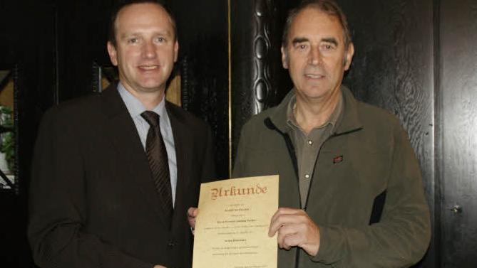 Nach 38 Dienstjahren verabschiedete Bürgermeister Michael Ziegler in der Stadtratssitzung am Mittwoch Stadtförster Joachim Fischer in den Ruhestand. Mit einer Urkunde bedankte sich die Stadt für die engagierte Sorge um den Stadtwald. Fotos: sw