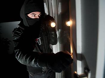 Je später der Abend: Die meisten Einbrecher kommen bei Dämmerung oder Dunkelheit. Foto: Andreas Gebert/dpa