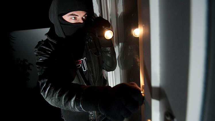 Je später der Abend: Die meisten Einbrecher kommen bei Dämmerung oder Dunkelheit. Foto: Andreas Gebert/dpa