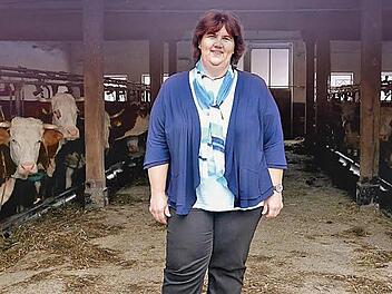 Petra Kleineisel hat sich für das Ausstellungsplakat im Kuhstall fotografieren lassen. Foto: privat