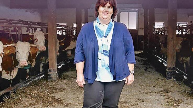 Petra Kleineisel hat sich für das Ausstellungsplakat im Kuhstall fotografieren lassen. Foto: privat