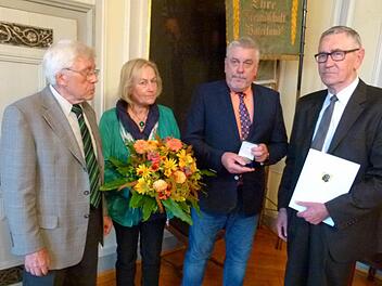 Die Übergabe der Medaille mit Urkunde in der Regimentsstube (von links): Weggefährte Wolfgang Haupt, Ehefrau Verena Derks, Oberbürgermeister Norbert Tessmer, Siegfried Derks Foto: Lothar Weidner