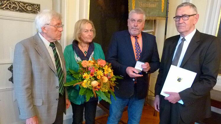 Die Übergabe der Medaille mit Urkunde in der Regimentsstube (von links): Weggefährte Wolfgang Haupt, Ehefrau Verena Derks, Oberbürgermeister Norbert Tessmer, Siegfried Derks Foto: Lothar Weidner