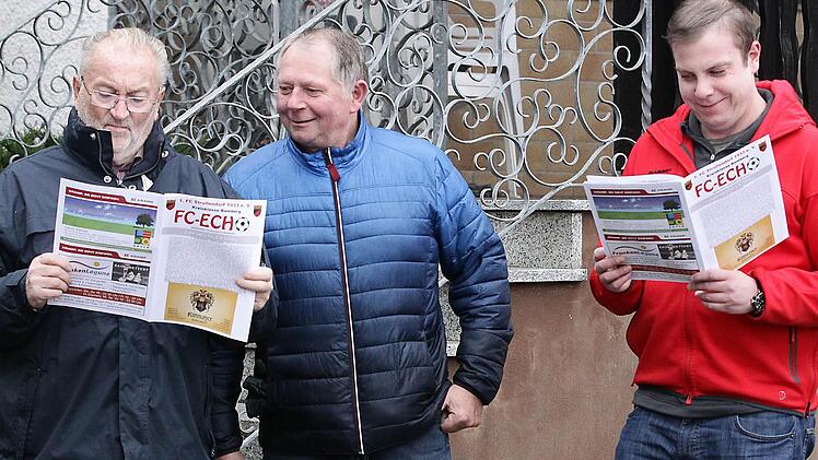 Seit über 30 Jahren gibt es das Strullendorfer FC-Echo. Hier informieren sich Horst Duffner, Alfons Bauer und Tobias Bauer (v. l.).