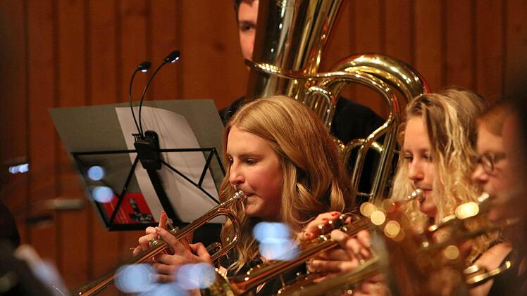 Begeisterten Beifall verdiente sich die Blaskapelle Meeder bei ihrem Jahreskonzert in der ausverkauften Schulturnhalle. Foto: Jochen Berger
