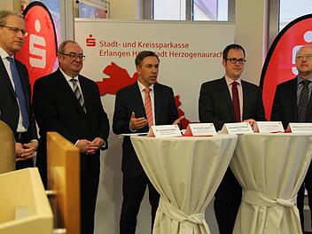 Informierten gestern in der Filiale in Dechsendorf über die angestrebte Fusion der Sparkassen, von links: German Hacker, Reinhard Lugschi, Alexander Tritthart, Florian Janik und Johannes von Hebel.  Foto: Christian Bauriedel