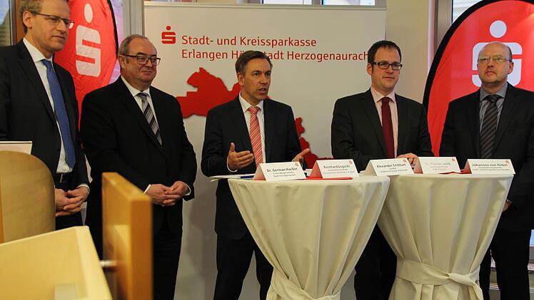 Informierten gestern in der Filiale in Dechsendorf über die angestrebte Fusion der Sparkassen, von links: German Hacker, Reinhard Lugschi, Alexander Tritthart, Florian Janik und Johannes von Hebel.  Foto: Christian Bauriedel