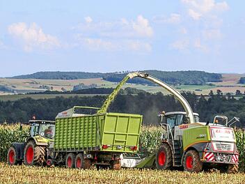 Ab sofort wird in der Region wieder Mais geerntet. Wie hier auf dem Feld von Wolfgang Schultheiß kurz vor Gossenberg sind große Feldhäcksler sowie Traktoren mit Anhängern im Einsatz.  Foto: Bettina Knauth