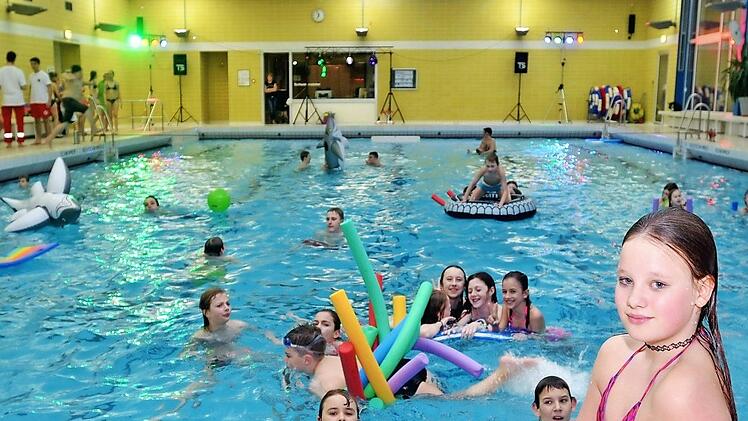 Badenixe Selina aus Bad Neustadt auf der Poolparty im Hallenbad. Foto: Peter Rauch