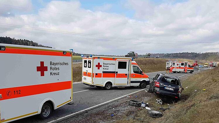 Auf der B13 im Landkreis Ansbach kam es am Donnerstag zu einem schweren Unfall. Insgesamt fünf Menschen wurden verletzt.  NEWS5 / DESK
