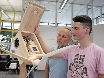 Jochen Partheymüller (links) ist fasziniert von der Leselampe im Windkraftdesign. Schüler Dominik Gerner zeigt ihm das Innenleben seines "Smart Light"-Produkts.  Fotos: Stephan Stöckel