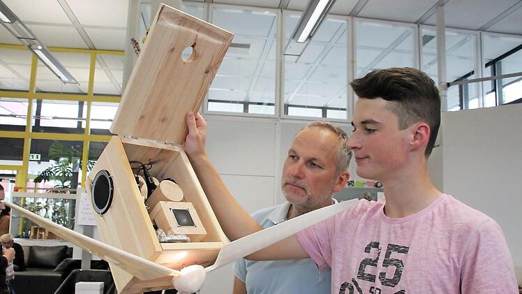 Jochen Partheymüller (links) ist fasziniert von der Leselampe im Windkraftdesign. Schüler Dominik Gerner zeigt ihm das Innenleben seines "Smart Light"-Produkts.  Fotos: Stephan Stöckel