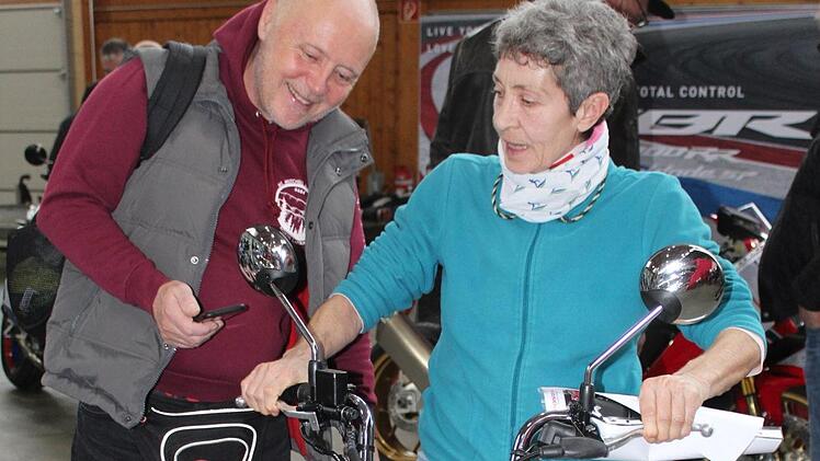 Alljahresbesucher der Messe in Lichtenfels mit einem Herz für einen "drolligen" Oldie in neuem Glanz: Klaus und Hannelore Hafemeister und die Honda Monkey
