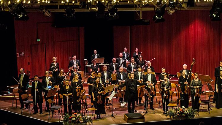 Der Pianist Alexander Schimpf war der umjubelte Solist beim Sinfoniekonzert des Landestheaters im Coburger Kongresshaus. Am Dirigentenpult stand als Gast Johannes KlumppFoto: Jochen Berger