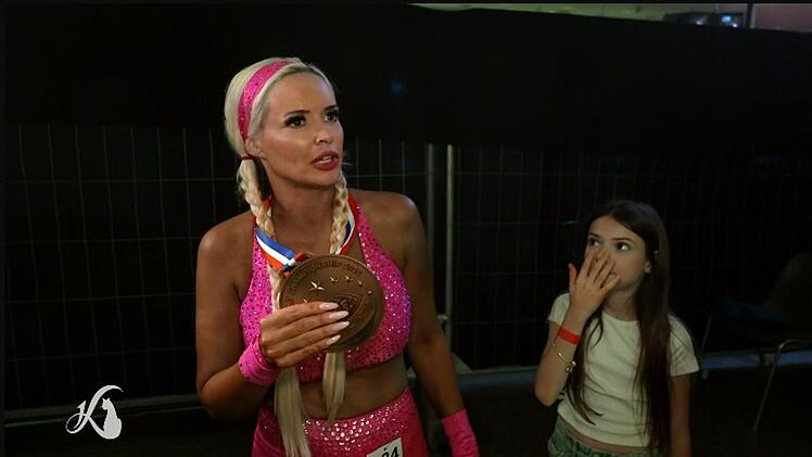 Verwirrung bei der Siegerehrung: Daniela Katzenberger versteht zun&auml;chst gar nicht, dass sie es unter die Top 3 geschafft hat.