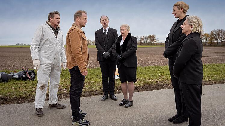 Hauke (Hinnerk Sch&ouml;nemann, zweiter von links) muss mit Kriminaltechniker Puttkammer (Joshy Peters, links) am Unfallort den Streit zwischen den Bestattern Herrn T&ouml;teberg (Stephan A. T&ouml;lle, dritter von links) und Frau Bleckmann (Regine Hentschel, dritte von rechts) sowie Alexandra Witt (Andrea Gerhard) und Daniel Mendt (Volker Zack) schlichten.