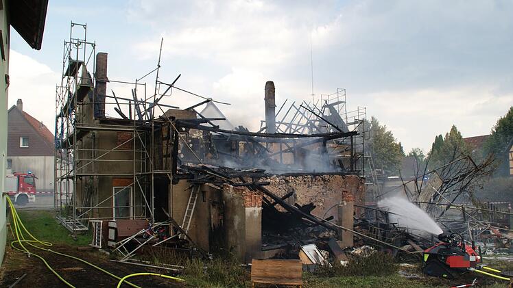Brand im Dachstuhl: Feuer zerst&ouml;rt Doppelhaus im Kreis Bayreuth