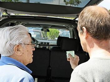 Spätestens beim Einladen schnappt der Ladendetektiv zu: In dieser nachgestellten Szene gibt sich Harald Müller durch das Vorzeigen seines Ausweises zu erkennen und stellt einen Senior zur Rede. Foto: Ralf Ruppert