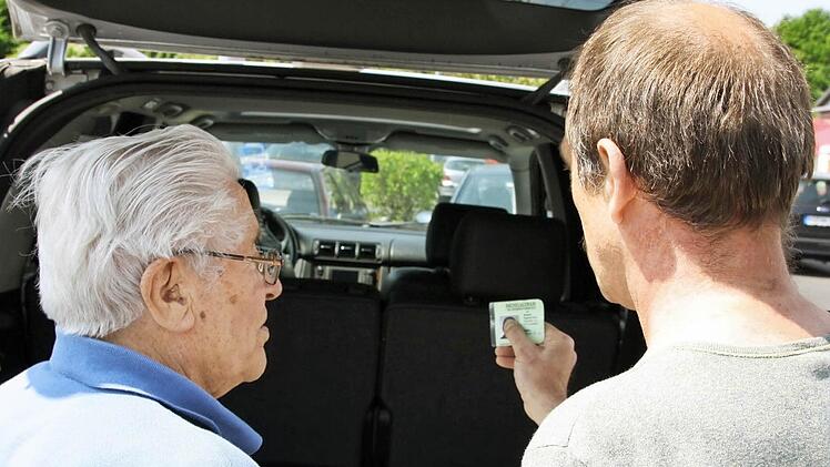 Spätestens beim Einladen schnappt der Ladendetektiv zu: In dieser nachgestellten Szene gibt sich Harald Müller durch das Vorzeigen seines Ausweises zu erkennen und stellt einen Senior zur Rede. Foto: Ralf Ruppert