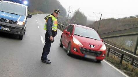 Heinrich Götz (im Bild) und sein Kollege Andreas Frey leiteten den Verkehr vorsichtig an der Stelle, wo das Reh saß, vorbei. Es bestand die Gefahr, dass es aufspringen und vor ein Auto laufen könnte.