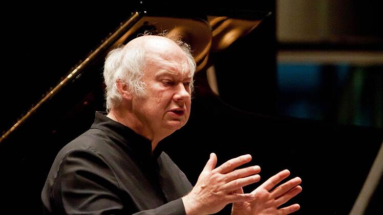 Faszinierender Pianist und genialer Musik-Erklärer: Michael Leslie bei seinem Beethoven-Abend in Coburg. Foto: Jochen Berger