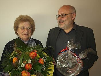 Roswitha Reuscher schied aus den gemeindlichen Diensten aus. Ihre beispielhafte Arbeit würdigte Bürgermeister Franz Kuhn.  Foto: Stefan Geiger