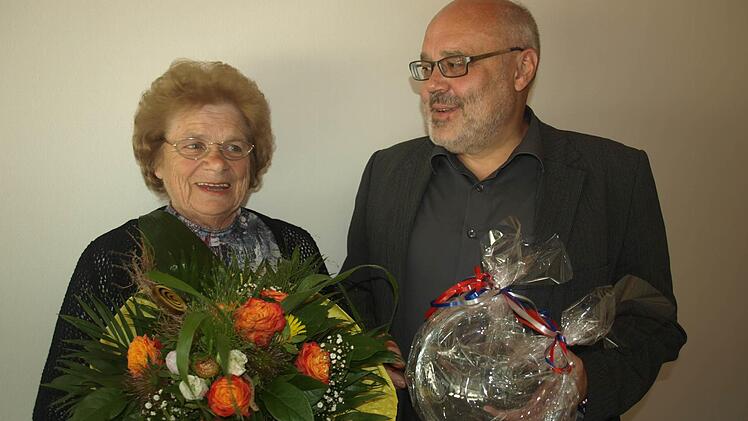 Roswitha Reuscher schied aus den gemeindlichen Diensten aus. Ihre beispielhafte Arbeit würdigte Bürgermeister Franz Kuhn.  Foto: Stefan Geiger