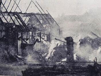 Das Original-Zeitungsfoto vom Gutshofbrand 1952: Nur noch Mauerreste blieben stehen. Foto: Archiv/Emil Rothbauer