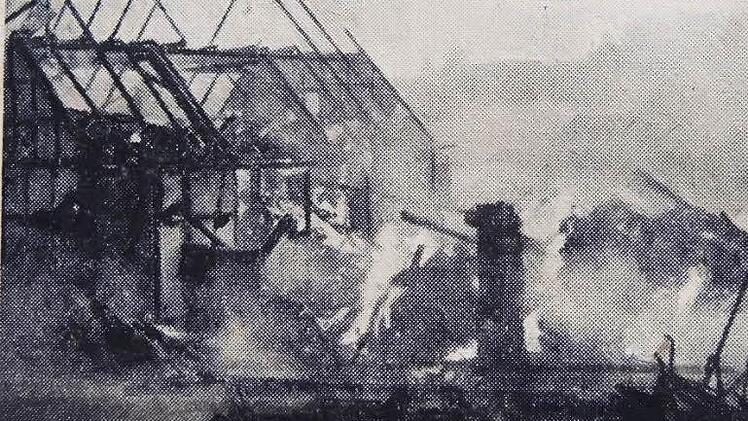 Das Original-Zeitungsfoto vom Gutshofbrand 1952: Nur noch Mauerreste blieben stehen. Foto: Archiv/Emil Rothbauer