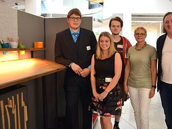 Die Preisträger des Wettbewerbs "Die gute Form - Schreiner gestalten ihr Gesellenstück" stehen fest. Die Kissinger Kammersieger sind (von links) 1. Sieger Michael Remling neben seinem Gesellenstück, 3. Sieger Anika Ferdin und 2. Sieger Lukas Gößmann-Schmitt daneben Mdb Sabine Dittmar und Innungsobermeister Norbert Borst. Foto: Peter Rauch