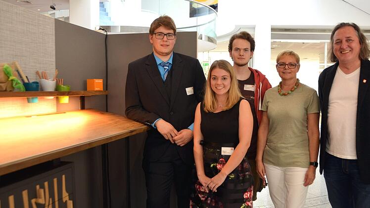 Die Preisträger des Wettbewerbs "Die gute Form - Schreiner gestalten ihr Gesellenstück" stehen fest. Die Kissinger Kammersieger sind (von links) 1. Sieger Michael Remling neben seinem Gesellenstück, 3. Sieger Anika Ferdin und 2. Sieger Lukas Gößmann-Schmitt daneben Mdb Sabine Dittmar und Innungsobermeister Norbert Borst. Foto: Peter Rauch