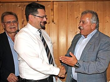 Die zwei verstehen sich: Der Fraktionssprecher der Freien Wähler im Kreistag, Stefan Wicklein (M.), und sein Vorgänger Peter Hänel (r.). Beide wurden geehrt. Links Kronachs Bürgermeister Wolfgang Beiergrößlein Foto: Schadeck