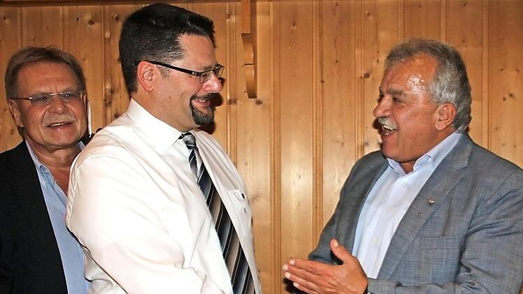 Die zwei verstehen sich: Der Fraktionssprecher der Freien Wähler im Kreistag, Stefan Wicklein (M.), und sein Vorgänger Peter Hänel (r.). Beide wurden geehrt. Links Kronachs Bürgermeister Wolfgang Beiergrößlein Foto: Schadeck