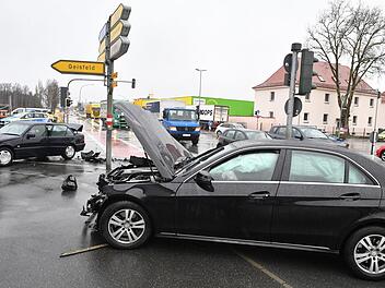 Am Berliner Ring kam es zu einem Unfall mit vier Verletzten. Foto: Ronald Rinklef