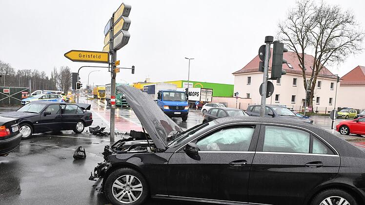 Am Berliner Ring kam es zu einem Unfall mit vier Verletzten. Foto: Ronald Rinklef