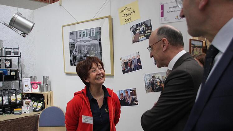 Elke Hofmann und Landrat Schneider im Gespräch: Kaffee mit Milch? Ich bitte Sie, Herr Landrat!