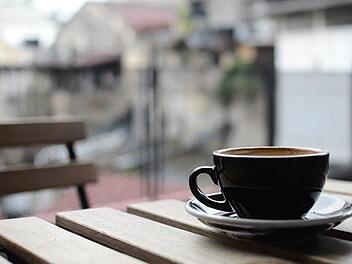 Im Stuttgarter "Café Le Théâtre" erhalten Dieselfahrer einen Rabatt auf Heißgetränke. Symbolbild: pixabay.com/Free-Photos