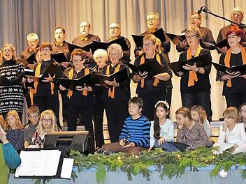 Der Chor der Singgemeinschaft sang zusammen mit dem Wachenrother Nachwuchs weihnachtliche Weisen. Foto: Evi Seeger