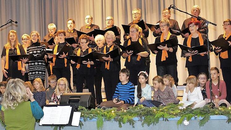 Der Chor der Singgemeinschaft sang zusammen mit dem Wachenrother Nachwuchs weihnachtliche Weisen. Foto: Evi Seeger