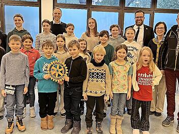 Steffen Krambo und Pr&auml;sident Nico Sauer mit Kirchenmusikdirektor J&ouml;rg W&ouml;ltche und den Gospelkids bei der &Uuml;bergabe der rotarischen F&ouml;rderung.