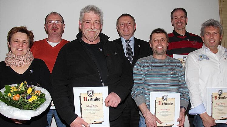 Petra Heim (v. l.), Jürgen Beck, Helmut Bohlig, Thomas Bold, Hubert Heim, Wolfgang Heim und Jürgen Pfrang wurden geehrt.