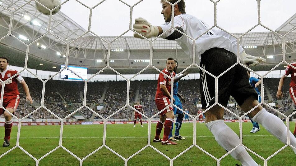 Drin oder nicht drin? Beim Bundesliga-Spiel zwischen Hoffenheim und dem FC Bayern 2009 wehrt Torwart Michael Rensing, hinter der Torlinie stehend, einen Pfostentreffer ab. Der reguläre Treffer wurde nicht gegeben. Foto: Ronald Wittek/dpa