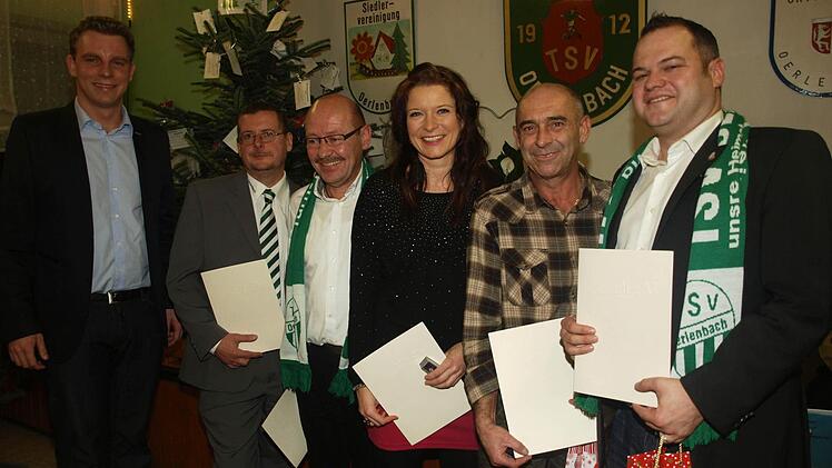 Über mehr als fünf bzw. zehn Jahre trugen beim TSV Oerlenbach von rechts Sven Schüller, Martin Hundshammer, Alexandra Borst, Dieter Vierheilig und Michael Ferger vorderste Verantwortung. Ihnen überreichte vom BLSV-Kreisverband Martin Wende (links) Urkunde und Ehrennadeln in Bronze bzw. Bronze mit Kranz.  Foto: Stefan Geiger